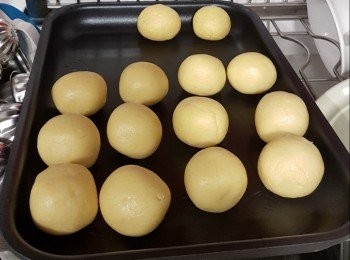 step3: 所有粉類材料加入大碗拌勻, 加牛油溶液, 再加蛋液拌勻。