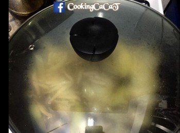 step3: 下醬油至鍋內撈勻後蓋上(準備醬油: 將糖及暖水一起攪至糖溶化，加入味醂、料理酒、豉油一起攪成醬汁)。