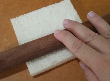 step3: 去皮方包用棍壓扁。