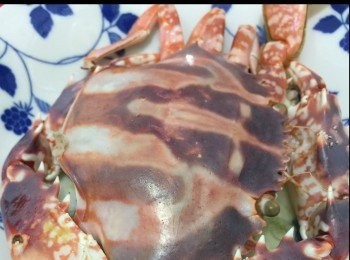 step1: 蟹洗淨，拍碎穀，大火先蒸5分鐘。