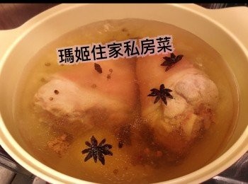 step5: 此時差不多👉🏻八角花椒水巳滾👉🏻就落返豬手及薑片👉🏻落米酒3-4瓶蓋 鹽兩匙 冰糖2至3粒～由佢煲下