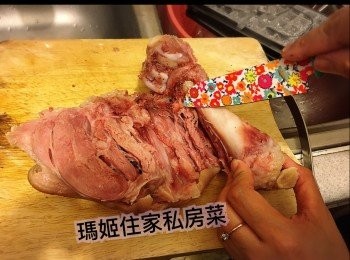 step10: 可以用小刀在厚肉部分開刀👉🏻切到見骨～之後便可輕易拉出骨頭～