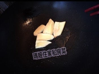 step2: 用小油起鑊👉🏻落薑片爆香