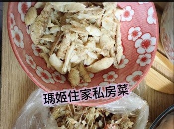 step8: 取起魚袋（拆魚肉，記得攤凍少少先開始拆如果唔係好熱會辣手）👉🏻放返魚肉👉🏻落鹽調味