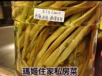 step6: 白醋冰糖水一定要夠掩蓋通菜頭，扭實蓋醃～