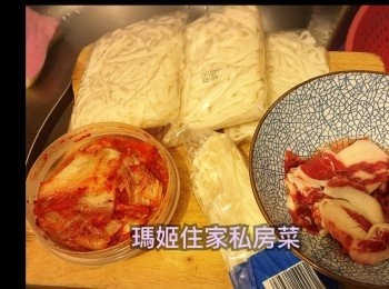 step1: ～泡菜預先拎出切碎備用👉🏻金菇切頭洗乾淨備用
～肥牛一塊切半👉🏻落醃肉汁醃10-15分鐘