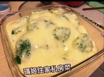 step2: ～預先用一個小鍋👉🏻倒忌廉雞湯👉🏻落少許水煮滾（記得千祈唔好再落任何調味料👉🏻因為已經好夠味）👉🏻再倒雞湯落西蘭花面👉🏻灑上芝士碎👉🏻用200度預熱焗爐👉🏻10分鐘