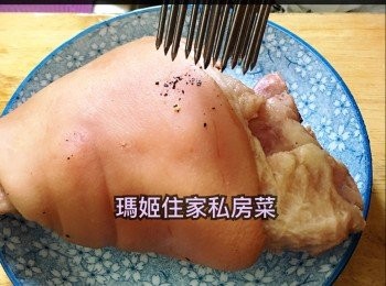 step4: 微凍之後👉🏻用豬插將皮的部分插窿窿,插得越多越好呀