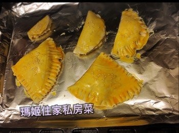 step6: ～焗爐盤放上錫紙👉🏻放上巳包好的榴蓮酥👉🏻搽上蛋汁👉🏻灑上芝麻