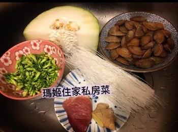 step1: ～夜香花用鹽水浸👉🏻洗乾淨備用 冬瓜去核去皮切粒備用
～粉絲👉🏻用水浸軟👉🏻👉🏻瘦肉切片（因爲我滾湯鐘意清淡，我不會醃肉）