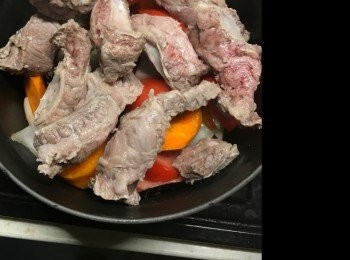 step3: 😋蕃茄2個（每個切六瓣留起兩瓣備用）。將牛肉番茄及醬汁全部加入大火煮半小時。轉小火炆1-2小時至牛肉軟稔，熄火前5分鐘加入預先留起的番茄