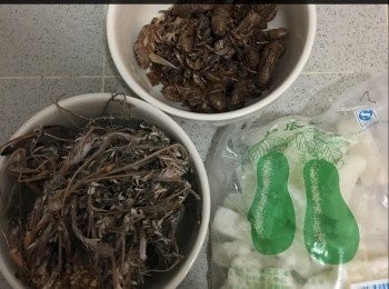 step1: 白紫草蓉、蟬退 洗淨放入煲內 
加糖冬瓜
及水2L煲滾