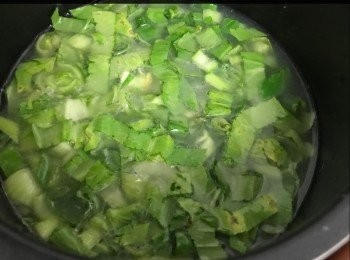 step2: 將小棠菜切粒放入調味、米，
放入煲膽