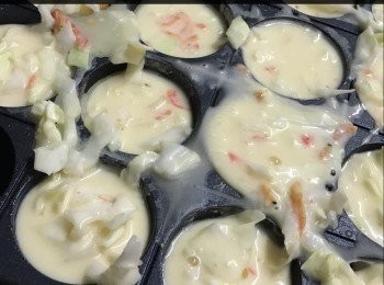 step2: 。用bruno小丸子盤，掃上油後，將bruno調到mid
。將小丸子漿倒入3/4，再將魚手指放入，再倒漿