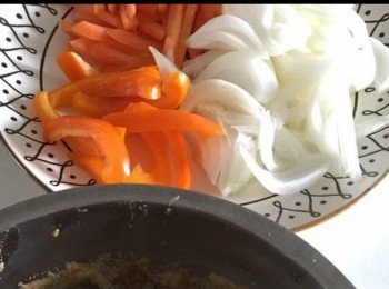 step2: 另預備洋蔥，金菇，紅蘿蔔，葱