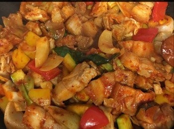 step1: 先將蒜茸爆香豬腩肉，然後落其他<span class="group_1">材料</span>同<span class="group_2">醬料</span>，間中兜下，炒熟就食得