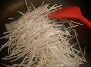 step2: 用1粒蒜頭起鑊,將1份銀芽先炒熟,盛起備用
