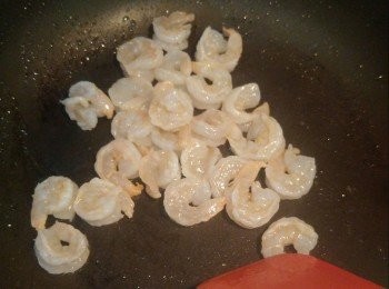 step2: 開火下油,將蝦仁炒熟,盛起