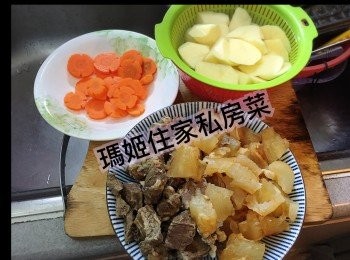 step2: ～薯仔批皮滾刀切件👉🏻紅蘿蔔鍾意切片或切粒都得👉🏻乾蔥頭搣衣切碎或切片