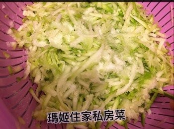 step3: 灑上鹽在筲箕內拋下👉🏻放10至15分鐘