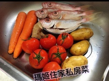 step1: ～薯仔 金荀 洗乾淨批皮切粒👉🏻番茄洗淨切件備用
～大眼雞買時請魚檔幫忙劏肚或自己劏都得👉🏻細乾淨👉🏻抺乾👉🏻