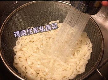 step2: ～煲滾水落烏冬煮開👉🏻倒出在鐵筲箕👉🏻用水喉水沖過冷河👉🏻鯨乾水份備用