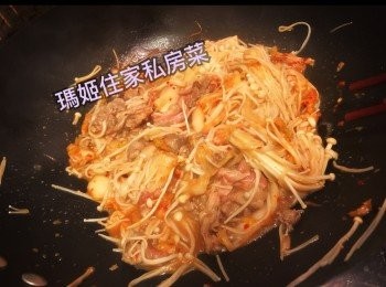 step3: ～熱鑊下油👉🏻落金菇炒軟👉🏻落肥牛炒到半熟👉🏻落泡菜碎👉🏻兜炒👉🏻盛起備用