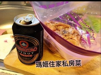 step5: 搵定一個保鮮袋👉🏻放豬手入內👉🏻倒入黑啤封實袋口👉🏻讓它浸2-3小時👉🏻浸完之後嘅黑啤唔好倒住👉🏻因為喺焗緊嘅中途都仲要搽在豬手面