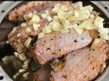 step1: 將<a href="https://bit.ly/3zHU5V3" target="_blank" data-keyword="雞翼" class="guide-link"><strong>雞翼</strong></a> <span style="display:inline-block;vertical-align:middle;margin-top:-3px;color:initial;border-radius:3px;padding:2px 3px;font-size:12px;line-height:14px;background:#87d300;color:#fff;">即買</span> 醃好，放入recolte小飯煲上層