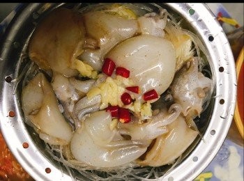 step1: 。浸軟粉絲，同豆卜一齊墊底，再放入小墨魚，加油、蝦醬、蒜蓉撈一撈，再加辣椒。