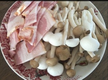 step2: 然後落烟肉，雙菇，再用鹽，黑胡椒調味