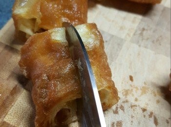 step2: 於每件油炸鬼中間用刀界開，不要切斷