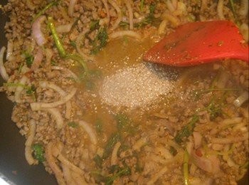 step5: 重點***將肉推至鑊邊見到d汁流落中間,將炒米碎加入其中,將肉蓋住炒米碎1陣,等米碎索下d肉汁,兜勻,熄火,加入青檸汁快兜兩下,攪掂