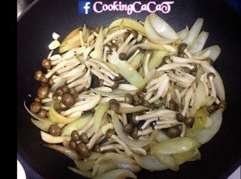 step2: 於同一鍋內先落洋蔥條炒3-4分鐘至剛剛軟身，加入蒜片同鴻喜菇略炒。