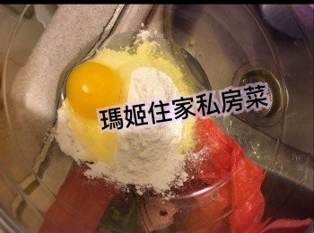 step5: 準備一個大嘅器皿👉🏻做粉漿👉🏻落麵粉及雞蛋搞勻👉🏻落水（不要落太多，因為做呢個煎餅都要比較杰身啲👉🏻所以要注意水嘅份量）