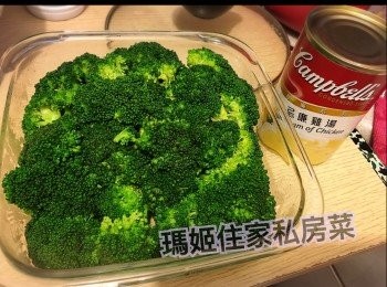 step1: ～主角👉🏻西蘭花切小棵👉🏻洗乾淨👉🏻用鹽水浸一陣👉🏻盛起再用水沖👉🏻煲熱水落少許油及鹽灼到半熟👉🏻撈起瀝乾水（一定要乾啲水，因為平時出街食人哋係即整即食，所以焗完都好多水出，變咗唔好食👉🏻但係我哋喺屋企整乾身左嘅芝士焗西蘭花係好食好多）👉🏻牌放好在器皿上（記得用一個可以入焗爐嘅器皿）