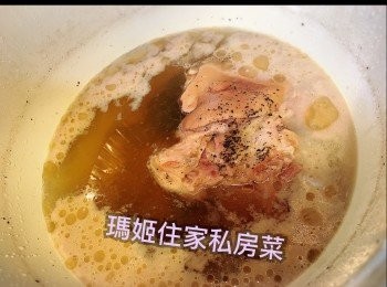 step2: 開大火煲一煲滾水 落3-4塊香葉（要足夠掩蓋豬手及夠煲一粒鐘到）👉🏻水滾落急凍豬手👉🏻加一湯匙白醋👉🏻落黑胡椒碎及胡椒粉👉🏻由得豬手一齊煲（轉中火）👉🏻煲一個鐘後，熄火焗30分鐘