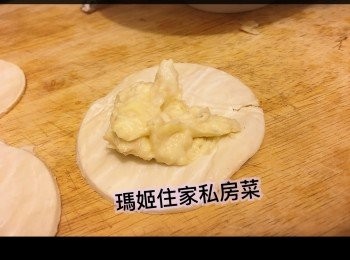 step4: 你可以選擇將印度飛餅切半或用杯壓成圓形亦可）👉🏻中間放入榴槤蓉👉🏻包好