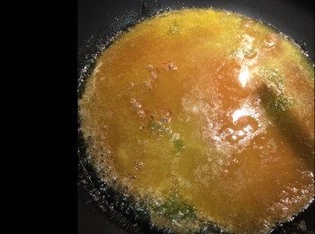 step3: 將牛油和黃糖放入pan內煮