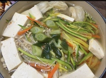 step2: 然後放紅蘿蔔，翠肉瓜，金菇，豆腐落<span class="group_2">高湯</span>內，再滾15分鐘