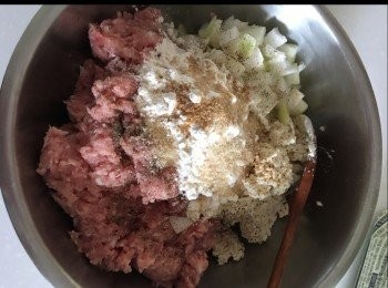 step1: 所有漢堡材料攪混，分四份，在枱上撻幾下，搓出一圓球，㩒扁然後去煎