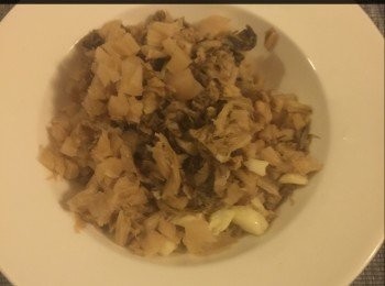 step1: 熱鍋後待水滾，放入整件豬腩肉煮10分鐘後(即飛水），再以涷水洗淨，備用。

乾梅菜洗淨，去鹽巴和沙，然後淋於清水中20分鐘後取出，去水份再用廚房紙吸乾水份，切粒備用。

熱鍋加入油和蒜爆香，再將梅菜一起炒5分鐘，備用。
