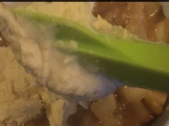 step2: 準備1個烤盤
將所有<span class="group_2">枇面</span>材料: 紅糖, 面粉, 檸檬汁, 檸檬果皮和肉豆蔻羒, 蛋打成醬, 一起攪拌至成粉糰, 然後倒在啤梨醬上.