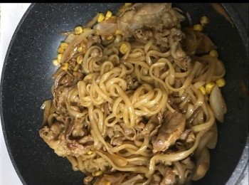 step3: 再把烏冬放下一起炒，然後就下<span class="group_2">醬汁</span>再炒至<span class="group_2">醬汁</span>有點乾就完成～