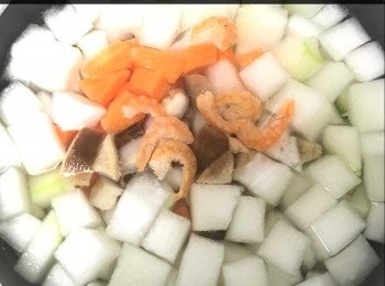 step2: 開一煲水，水沸然後加再將全部材料放進湯煲，除了(蟹柳)
（＾∇＾）