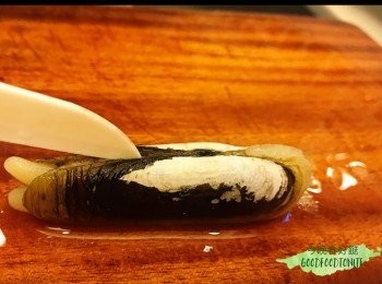 step2: - 用刀喺蟶子背插入，輕按蟶子去水（可以留意留言區視頻）
- 再用刀將蟶子開口，用廚房紙吸乾蟶子嘅水份