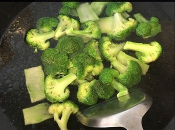 step3: 滾水一鍋，加入鹽1茶匙，糖1茶匙，油少許，放入西蘭花汆水，至合適自己軟硬度，瀝乾水。