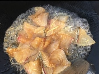 step9: 放入鯇魚片略撥平，煮至魚片底部轉白。