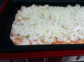 step8: 沿邊倒入50毫升滾水鐘較3度火力焗3分鐘