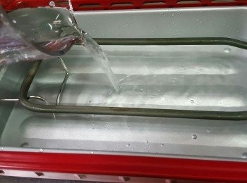 step2: 日式電熱鍋組裝好，倒入700毫升水入裝水盆